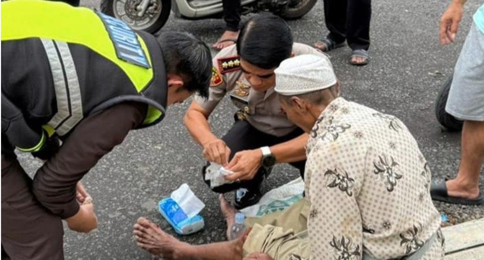 Aksi Kapolresta Banyuwangi: Menolong Kakek Penjual Nangka Korban Kecelakaan