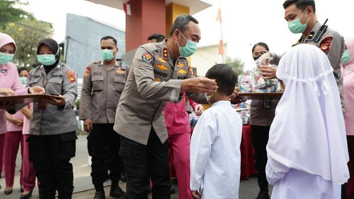 Cegah ISPA akibat Karhutla, Kapolda Sumsel Bagikan Ribuan Masker
